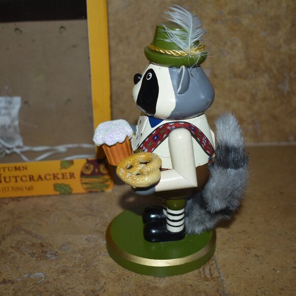 Vintage World Market autumn fall racoon animal Nutcracker Figure Statue Beer - Picture 7 of 8